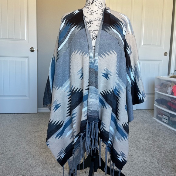 Jackets & Blazers - NWT free size poncho